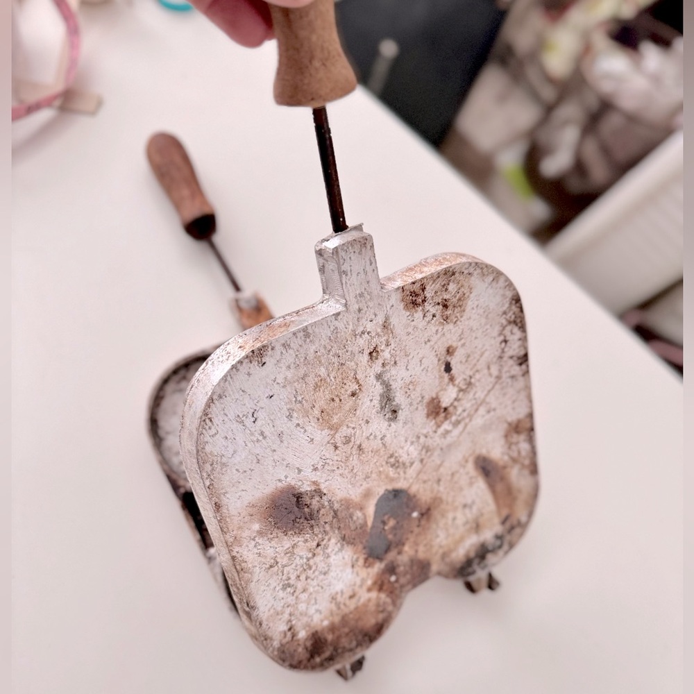 VINTAGE Cast Iron 4 Pancake Pan w Wooden Handles - Picture 8 of 15